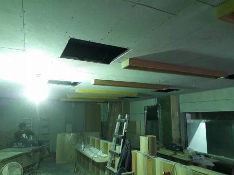 這張照片是一個正在裝修的房間，最重要的部分是天花板。天花板上有好幾條木條，以不同顏色和角度排列，構成複雜的圖案。