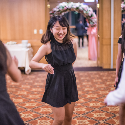 這張「一個年輕女子穿著黑色連衣裙，在一個房間裡跳舞」的照片是。