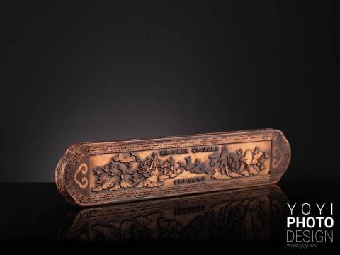 這張「雕刻木板」的照片是精緻的雕刻作品，上面刻有精美的圖案和文字。