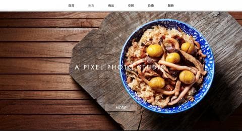 這張「滷肉飯」的照片是一碗裝滿了滷肉、香菇、雞蛋的飯，放在木頭的桌子上。