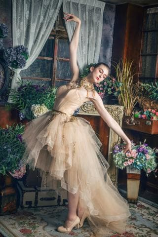 這張「優雅婚紗」的照片是一個美麗的女子，她穿著美麗的婚紗，背景是一間古色古香的房間，她手持捧花，露出幸福的笑容。