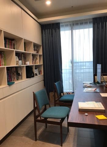 這張照片是一間現代化的書房，照片的重點是房間裡的書櫃，書櫃上擺滿了書籍，看起來很有文化氣息。