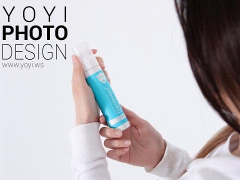 這張照片是一個女人拿著一瓶藍色和白色的噴霧，上面寫著“Daily Skin”。