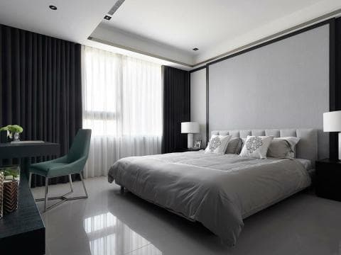 這張「現代臥室」的照片是一張大床，旁邊有一個小桌子和椅子。