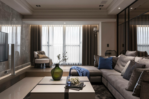 這張「客廳」的照片是，一個現代化的空間，擁有舒適的沙發、電視、咖啡桌，並使用淺色木地板和灰色的牆面，創造出溫馨舒適的氛圍。