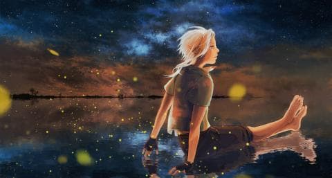 這張照片是一個坐在湖邊的女孩，她有著一頭金色的長髮，穿著一件綠色的短袖上衣和一條黑色的褲子。她望向遠方，顯得非常放鬆。