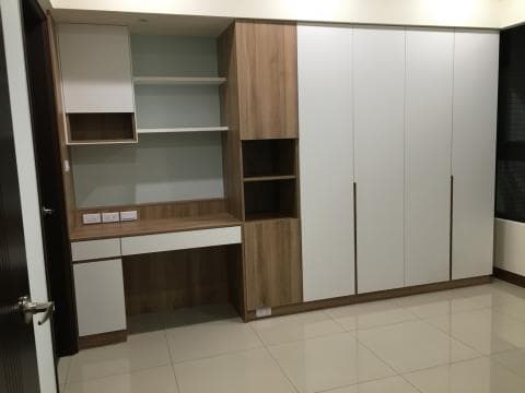 這張照片是一個現代化的書房，主要部分是白色櫃體和木製書桌，搭配簡單的設計，呈現出簡約時尚的風格。