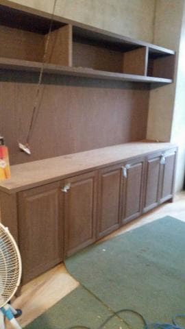 這張照片是一個木製的櫥櫃，上面有三個開放式的置物架，下面有六個木門的抽屜。