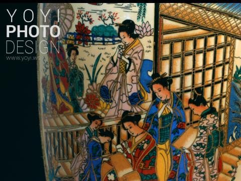 這張照片是一件精緻的瓷器，上面繪有五位身穿傳統服飾的女性，背景是一座精美的建築物，並點綴著鮮豔的花朵和樹木。