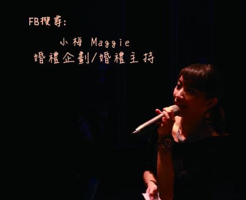 這張「歌手演唱」的照片是一個女人正在唱歌，她拿著麥克風，並戴著耳環。
