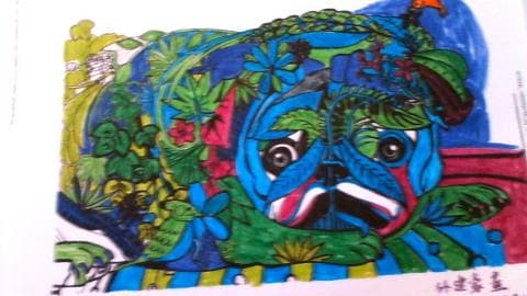 這張照片是一隻用彩色筆畫的可愛的鬥牛犬，牠被綠色的植物包圍著。牠的鼻子和眼睛是黑色的，牠的嘴巴是紅色的。鬥牛犬的嘴巴微微張開，好像在笑。牠的頭上有花，牠的身體周圍也有花和綠色植物。鬥牛犬的眼睛圓圓的，很可愛。