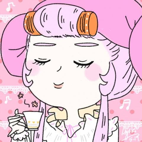 這張照片是一個可愛的女孩，她穿著粉紅色衣服，閉著眼睛，手裡拿著一個杯子，看起來非常享受。