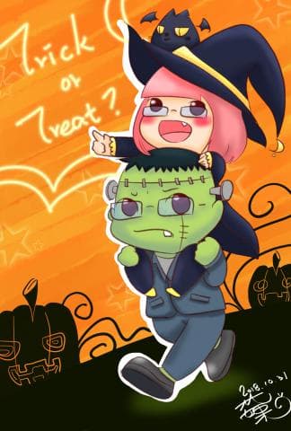 這張照片是一個穿著巫師服裝的女孩子騎在一個綠色怪物身上，她們都穿著打扮成萬聖節的樣子，看起來很可愛。