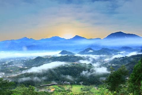這張「山巒疊翠」的照片是 一片雲霧繚繞的壯麗山景，山峰層層疊疊，景色秀麗迷人。