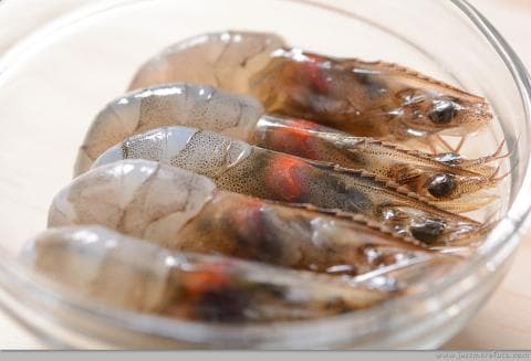 這張「蝦子」的照片是幾隻新鮮的蝦子，它們被擺放在一個透明的碗裡。
