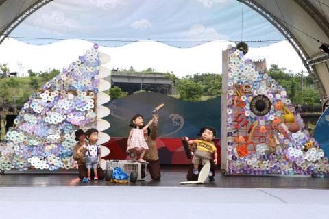 這張照片是舞台上用光碟做成的兩座大型裝置藝術，一座以藍色系為主，另一座以紅色系為主，兩座裝置都充滿著奇幻的色彩，非常吸引目光。