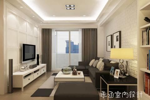 這張「現代客廳」的照片是一個寬敞明亮的客廳，有著大型落地窗，以及舒適的沙發和電視櫃。