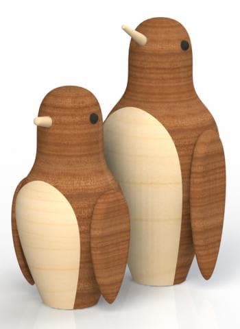 這張照片是一對用木頭做的企鵝，它們看起來很可愛，而且是手工製作的。