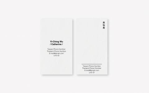 這張照片是兩張簡單的白色名片，上面印著黑色文字。其中一張名片印著“吳怡青”和英文名“Yi-Ching Wu/Catherine/”，以及聯絡方式。另一張名片印著“吳怡青”和聯絡方式。