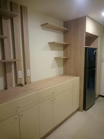 這張照片是一排白色的櫥櫃，配上木質的門板，設計簡約又大方。