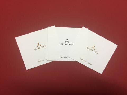 這張「名片」的照片是三張印有「Alina Yen」以及不同設計的樣式。