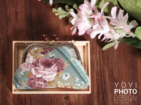 這張「復古花卉圖案錢包」的照片是放在一個木製的盒子裡，背景是木頭地板和白色花朵。