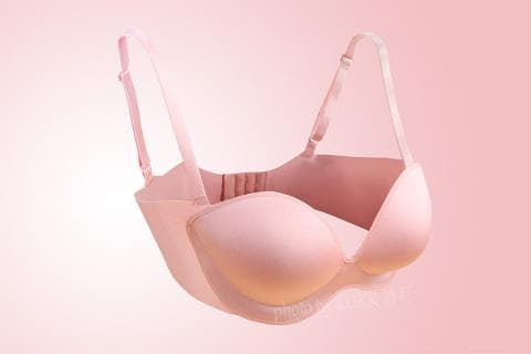 這張照片是一件粉紅色的無肩帶內衣，它有兩個杯子，中間有一個低胸的設計。
