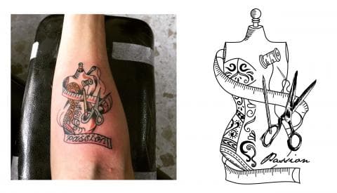 這張照片是一個手臂上的刺青，刺青的圖案是一個縫紉模型，上面有剪刀、捲尺和線。 這個刺青的設計充滿了細節和藝術感，它代表著對縫紉的熱情。