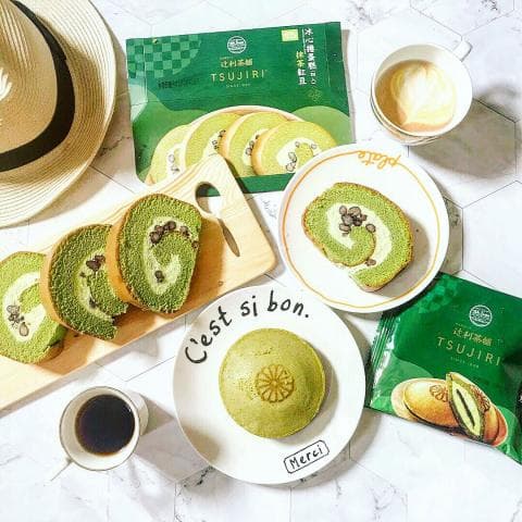 這張「抹茶甜點」的照片是抹茶蛋糕捲、抹茶蛋糕和抹茶餅乾。