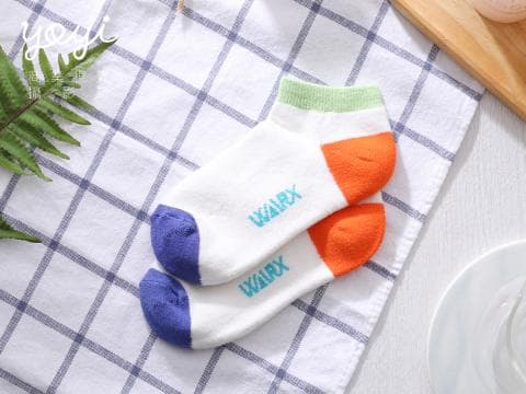 這張照片是兩雙白色的襪子，襪子上有藍色、橙色和綠色的條紋，並印有 WARPX 的字樣。