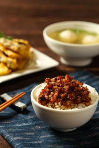 這張照片是一碗白飯上面鋪滿了滷肉，看起來非常美味。
