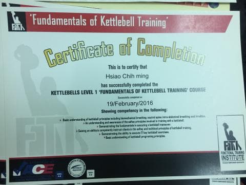這張照片是一張壺鈴訓練課程的結業證書。證書上寫著姓名：Hsiao Chih ming，以及獲得證書的時間：19/February/2016。
