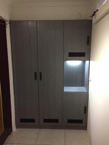 這張照片是一組灰色木紋的櫃子，櫃子上有嵌入式燈光，增添了空間的明亮感。