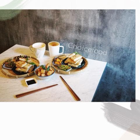 這張「食物」的照片是兩盤炸豆腐，一盤是炸豆腐配生菜，另一盤是炸豆腐配青菜，旁邊還有一盤炸豆腐和兩杯咖啡。