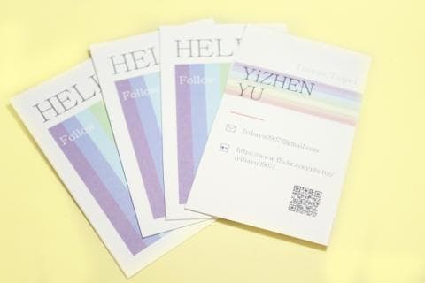 這張「名片」的照片是四張名片堆疊在一起，最上面那張印有「YIZHEN YU」的名字。