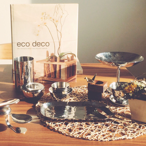 這張「居家佈置」的照片是一個現代化的客廳，裡面擺著花、書、和一些銀器。