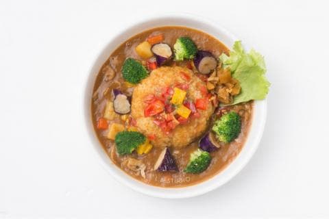 這張「咖哩飯」的照片是一碗滿滿的咖哩飯，上面鋪滿了蔬菜，看起來很美味。