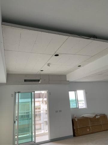 這張照片是一間正在裝修的房間，房間的天花板正在施工，看起來是正在安裝輕鋼架天花板。