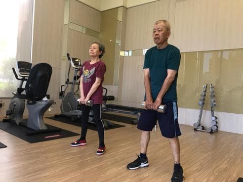 這張照片是關於重量訓練。重量訓練可以增強肌肉力量和耐力，有助於減肥和改善體態。想學習更多重量訓練的知識，可以到 PRO360 尋找專業的教練。