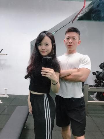 這張照片顯示的是健身運動。健身運動可以增強體能、改善心血管健康，還可以減肥塑身。想要尋找健身教練，可以瀏覽PRO360網站。