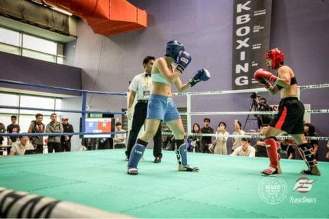 這是一張泰拳的圖片。泰拳可以增強體能、鍛鍊心肺功能，同時也能提升自信和自衛能力。 想學習泰拳？快上 PRO360 找教練！