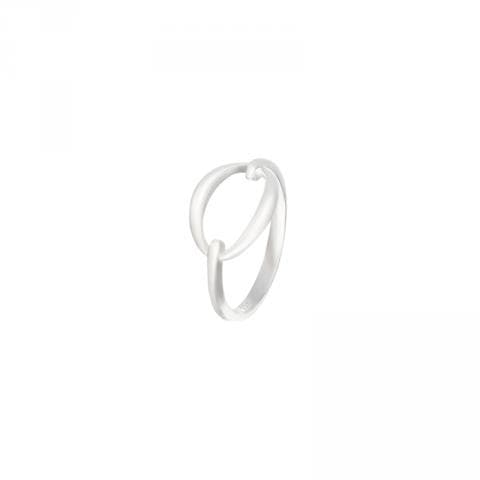 這張「戒指」的照片是，一個銀色的戒指，設計成兩個圓圈互相交疊。