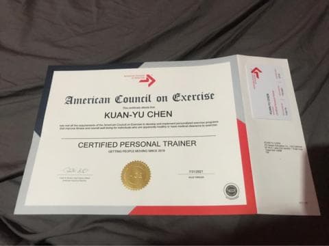 這張照片是一張美國運動委員會頒發的私人教練證書，證書上寫著「KUAN-YU CHEN」，證明他通過了美國運動委員會的私人教練認證考試。
