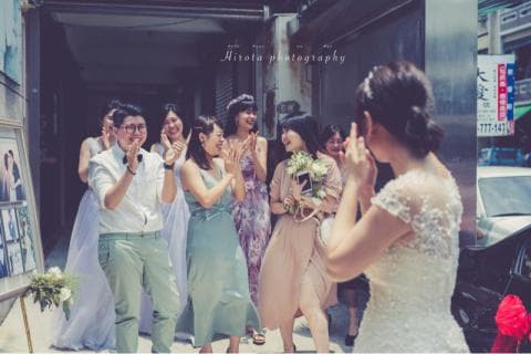 這張「婚禮」的照片是幾位穿著婚紗的女性朋友在街上拍攝婚紗照，她們笑得很開心，畫面溫馨。