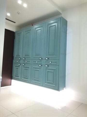 這張照片是一個帶有隱藏燈光的藍色櫥櫃。