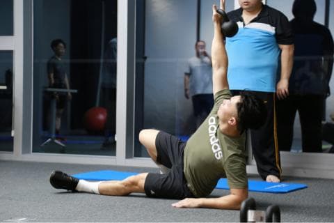 這張照片是關於壺鈴運動。壺鈴運動可以增強肌肉力量、耐力、柔軟度和心血管健康。想嘗試壺鈴運動嗎？快上PRO360尋找合適的教練吧！