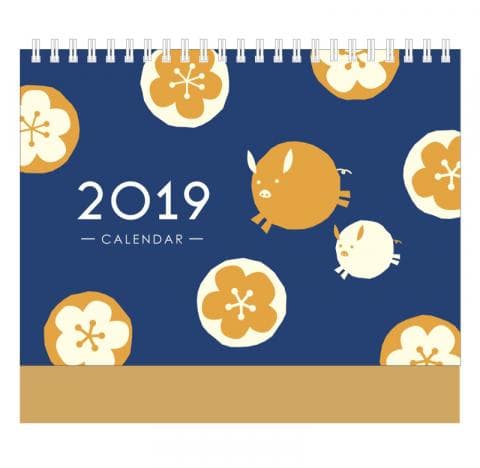 這張照片是 2019 年的日曆，上面印著一隻黃色的小豬和一朵白色梅花。