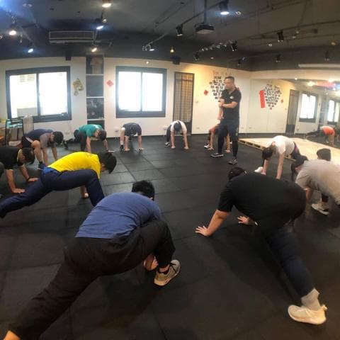 這張照片顯示的是拳擊運動。拳擊可以增強心肺功能、肌肉力量和協調性。想學習拳擊嗎？快到PRO360找個教練吧！