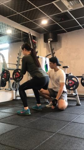 這是一張健身房的照片，健身運動可以增強體能，提高免疫力。想找健身教練，歡迎到PRO360網站搜尋。