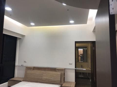 這張照片是一間簡約風格的臥室，房間裡有一張雙人床，床頭櫃，房間的設計簡潔明亮，給人一種舒適放鬆的感覺。